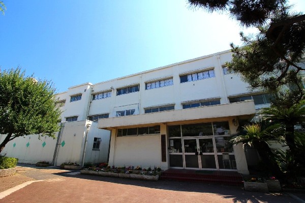 上末吉小学校(住宅街の中にあり、自然も近くにあるので環境に恵まれている小学校です。一年を通して学校行事も充実。)