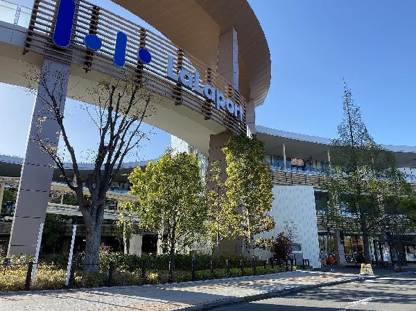 ららぽーと横浜(イトーヨーカドー、東急ハンズ、TOHOシネマズ、ノジマなど約270店が入った大型ショッピングモール。)