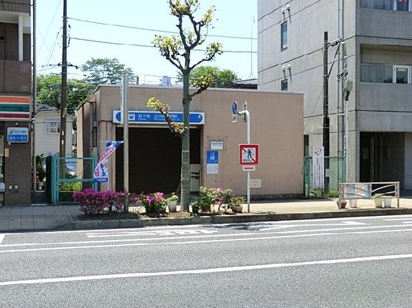 三ツ沢下町駅(横浜駅まで2分、新横浜駅まで9分とアクセスの良い駅。周辺は学校が点在し、若い人が多く活気があります。)