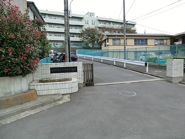 東鴨居中学校(ヒガカモの愛称で親しまれている中学校。受験対策に力を入れています。部活動も活発に行っています。)