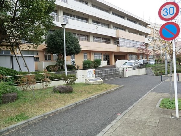 十日市場中学校(令和6年に創立60周年を迎えた広い体育館のある中学校。教育目標は「自ら学び、つながり、共に生きる」)