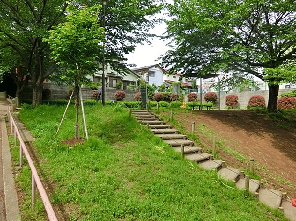 三保天神前公園(お寺近くにある落ち着いた雰囲気の公園で、滑り台やブランコなどの遊具あり。春は桜がキレイに咲きます。)