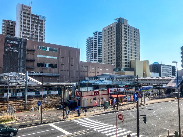 東神奈川駅(京浜東北線と横浜線が乗り入れる駅。横浜市内はもちろん、都心方面へのアクセスも良好で、通勤・通学に便利。)