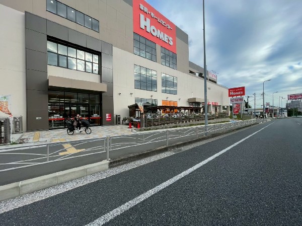 島忠 ホームズ横浜鶴見店 (3階にはスーパーの三和があり便利な複合施設。日用品や食料品が一度に調達でき、週末のまとめ買いにも○)