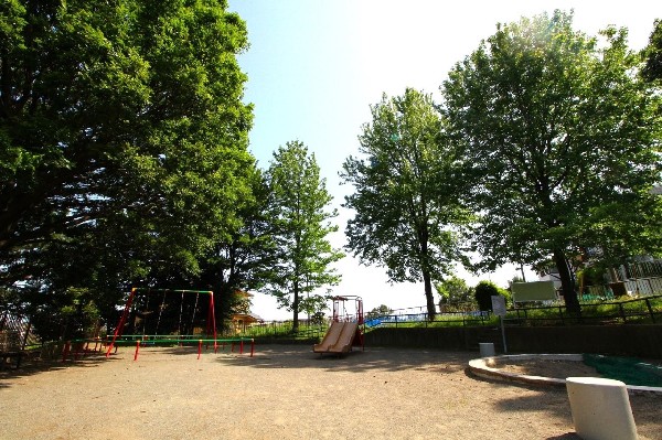 松見みはらし公園(高台に位置しているので、みなとみらいやベイブリッジまで見渡せます。お散歩コースにちょうど良いですね。)