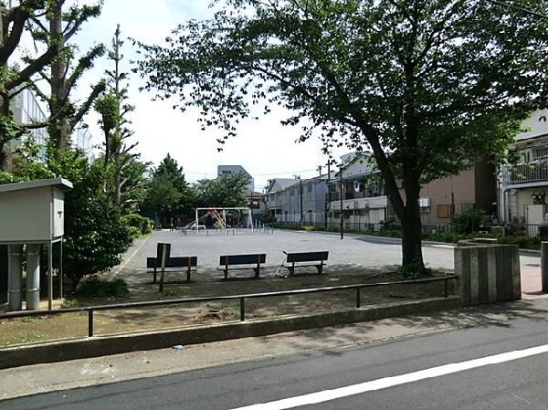 西寺尾公園(西寺尾第二小学校に隣接し、放課後は学童のこどもたちで賑わう公園です。滑り台やブランコなどの遊具あり。)
