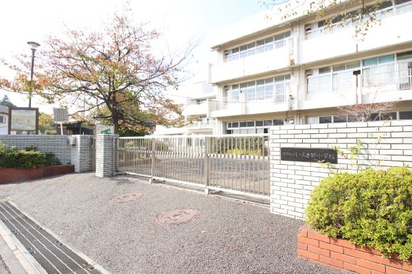いぶき野小学校(長津田みなみ台公園に隣接する小学校。教育目標は「夢に向かって希望をもち ともにはばたくいぶき野の子」)