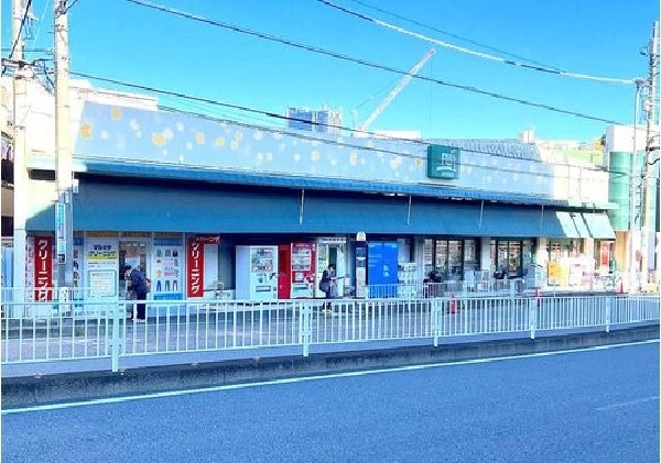 Fuji伊勢町店(鮮度・旬・グレードにこだわった商品を提供。ベーカリーコーナーでは美味しい焼き立てパンを購入できます。)