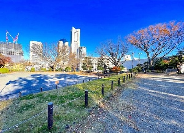 掃部山公園(みなとみらいを見下ろす高台にあり、遊具広場や横浜能楽堂がある公園。花見や紅葉の名所としても有名です。)