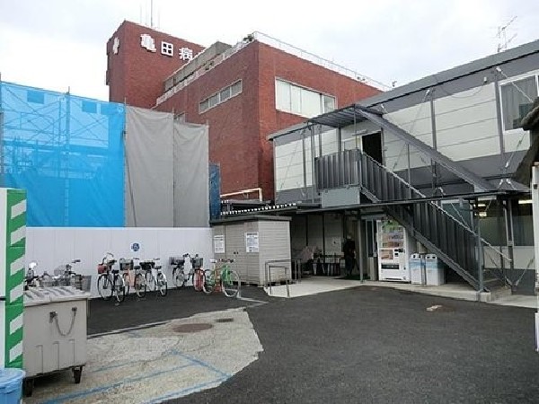 医療法人明和会亀田病院(内科や整形外科、皮膚科など幅広い診療科目を備え、入院設備もあるため万が一の際にも心強い総合病院です。)