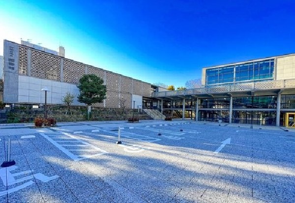 神奈川県立図書館(緑豊かな環境で、読書に没頭できる静寂読書室や、カフェ、テラス席も完備された、贅沢な時間を過ごせます。)