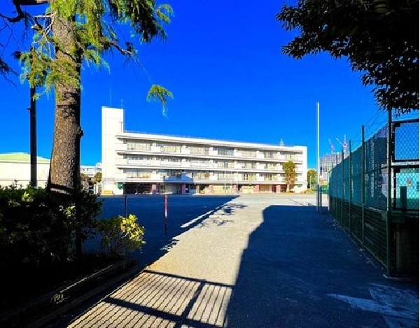戸部小学校(伊勢町にある1学年2クラス程の小規模校。明治6年に創立された学び舎から続く、歴史ある小学校です。)