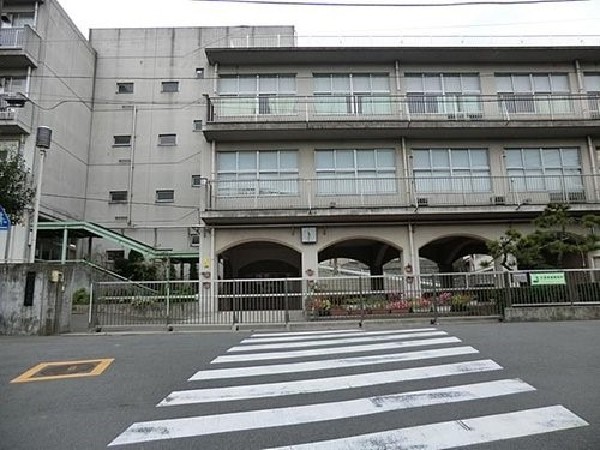 老松中学校(野毛山公園に隣接し、緑豊かな環境に位置しています。昭和22年創立、各学年4クラス程の中学校。)