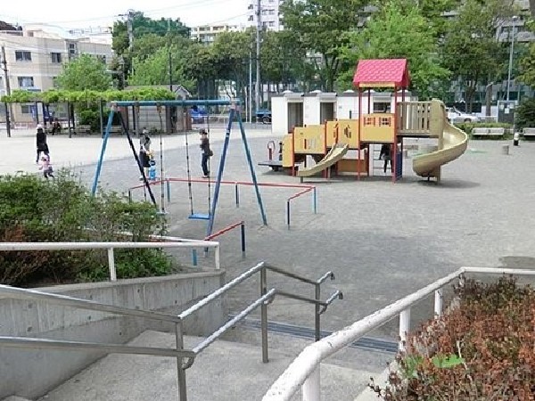 戸部公園(西区役所近くの公園。遊具広場と多目的広場に分かれています。わくわく池では水辺の生き物観察ができます。)