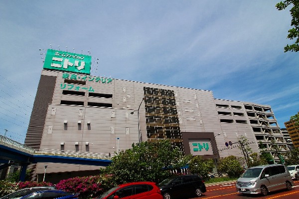 ニトリ新横浜店(お値段以上の商品を提供する。家具が有名ですが、食器、マットなど、引越しに伴う日用品はすべて揃う。)