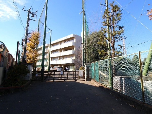 六角橋中学校(校庭が広く、部活動が活発です。柔道部、剣道部、水泳部、陸上部の強豪。吹奏楽部とパソコン部も好成績。)
