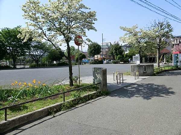 片倉北公園(グラウンドあり。屋根付きの東屋、滑り台やブランコがありお子様も楽しめます。春は桜が綺麗に咲きます。)