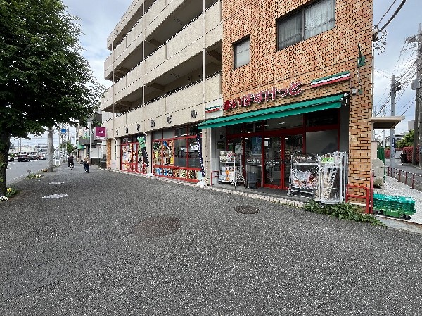 まいばすけっと中山町店(さっと立ち寄れるコンパクトサイズのスーパー。少量の野菜や肉なども揃い、買い忘れを調達したい時に便利。)