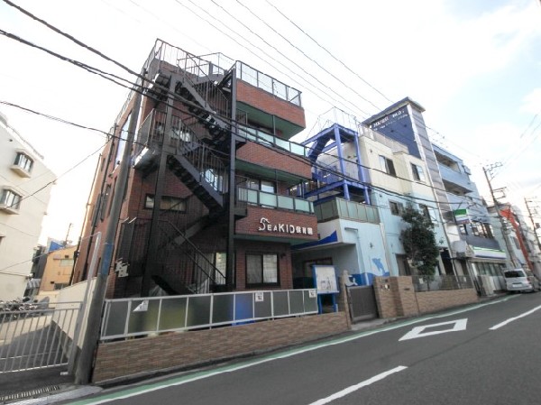 SEA KID保育園(少人数制保育で子ども一人ひとりと密接に関わり、第二の家庭と思えるような心の落ち着ける場所を提供する。)
