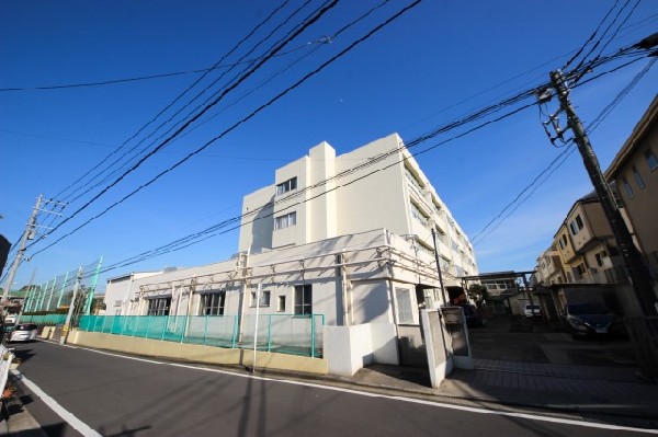 岸谷小学校(昭和16年創立。全校生徒は約419名。教育目標は「希望　幸福　他愛」住宅地の中にあり静かな環境です。)