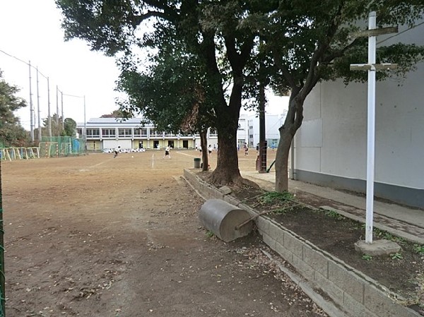生麦中学校(子安台公園の近くにある中学校。百人一首大会などの楽しい行事を行う。制服がブレザーで可愛いと人気です。)