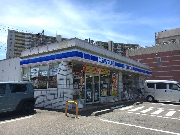 ローソン長津田みなみ台店(スイーツが人気のコンビニ。店内厨房で炊いたご飯や出来立て揚げ物を提供するまちかど厨房取扱店。)