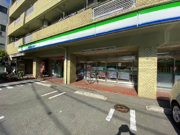 ファミリーマート 横浜東本郷店(ホットスナックのファミチキが人気のコンビニ。酒たばこ取扱い有。少量のチルド総菜が充実している。)