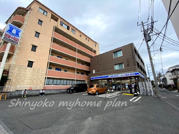 ローソンスリーエフ緑長津田店(コーヒーやスイーツが人気のコンビニエンスストア。酒たばこ取扱い有。無料Wi-Fi有。駐車場有。)