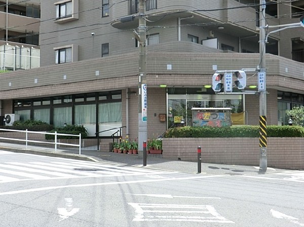 長津田こども園(園内はワンフロアで壁がなく異年齢の子供たちが交流できる。体操、クッキング、習字などを体験し成長する。)