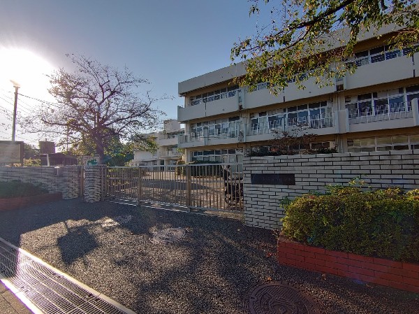 いぶき野小学校(長津田みなみ台公園に隣接する小学校。教育目標は「夢に向かって希望をもち ともにはばたくいぶき野の子」)