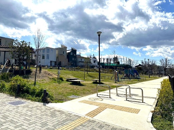 伊勢町もくせい公園(遠くにみなとみらいのランドマークも見えるキレイで開放感のある公園。複合遊具や健康遊具などがあり充実○)