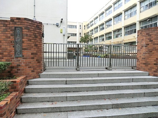 駒岡小学校(2022年で50周年。教育目標は「自ら輝き 共に輝く 駒っ子　やさしく 正しく 高め合って 生きる」)