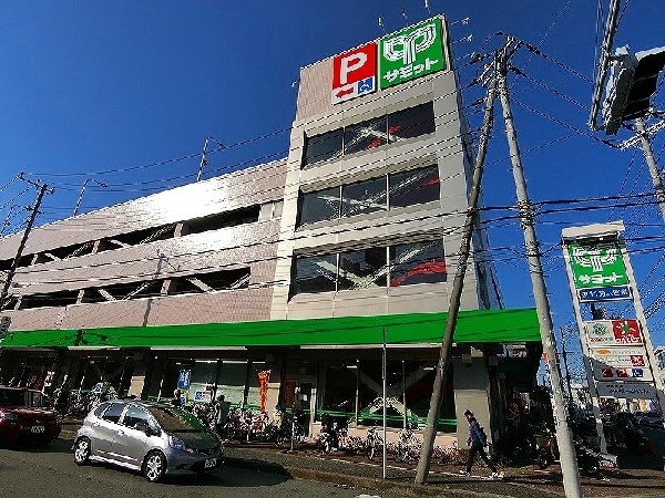 サミットストア菊名店(店内は広く、食料品以外にも飲食店・100円均一・日用品・衣類などの店舗が入っているので大変便利です)