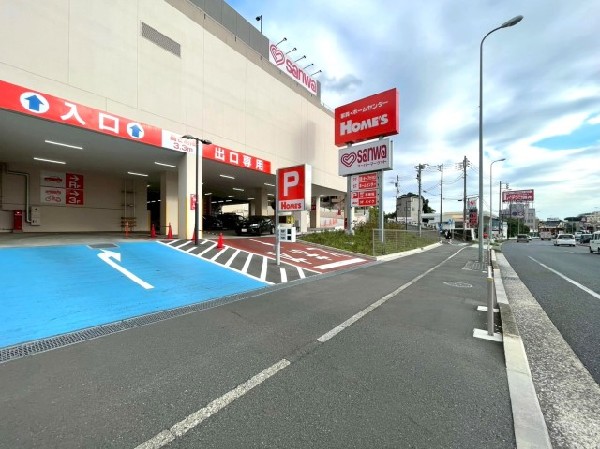 島忠 ホームズ横浜鶴見店(3階にはスーパーの三和があり便利な複合施設。日用品や食料品が一度に調達でき、週末のまとめ買いにも○)