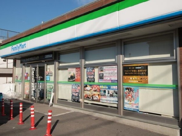 ファミリーマート横浜神大寺一丁目(徒歩4分で気楽に行ける近さ。時間を問わず幅広い品物が揃い便利ですね。ファミチキが人気のコンビニです。)
