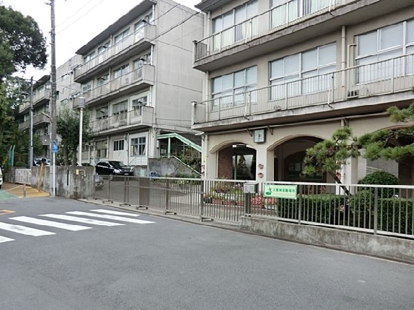 老松中学校(野毛山公園に隣接し、緑豊かな環境に位置しています。昭和22年創立、各学年4クラス程の中学校。)