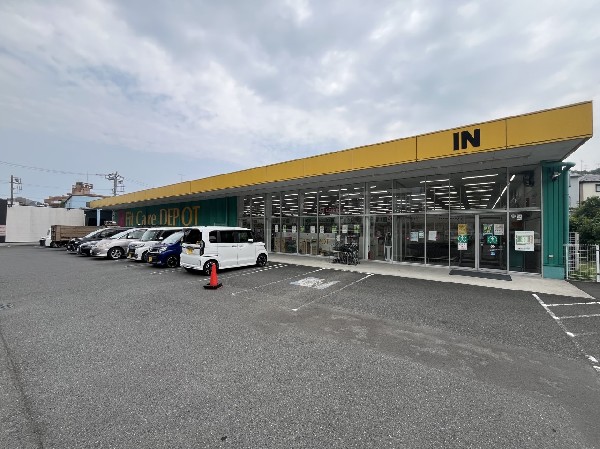 Fit Care DEPOT 西菅田店(生活全般をフォローしたドラッグストア。食料品、ベビー用品、ペット関連も取扱う。9時から23時まで営業)