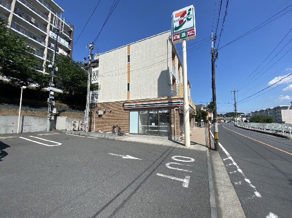 セブンイレブン横浜菅田町北店(時間を問わず、幅広い品物が揃うコンビニ。駐車スペースも広く、お車でも安心して立ち寄る事が出来ます 。)