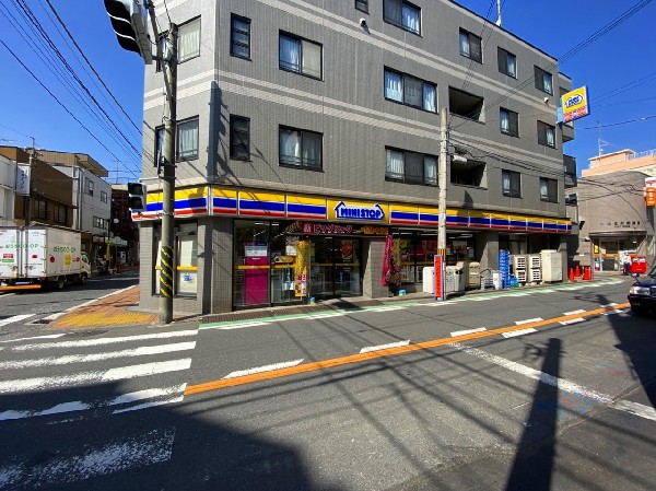 ミニストップ松本町3丁目店(ソフトクリームやパフェなど、旬の食材やトレンドを取り入れたコールドスイーツが人気のコンビニ。)
