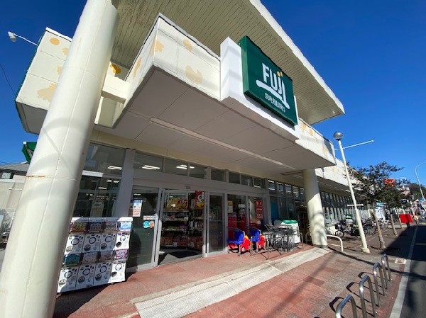 フジスーパー馬場店(ベーカリーの手作りパンが人気。酒の品揃え豊富。横浜野菜も取扱う。駐車場79台有。夜22時まで営業。)