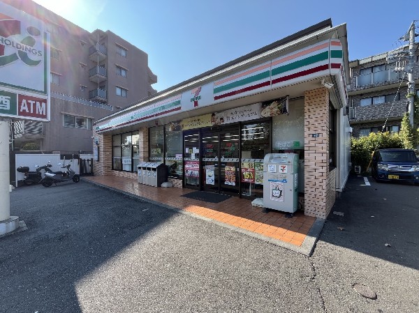 セブンイレブン横浜馬場5丁目(時間を問わず、幅広い品物が揃うコンビニ。駐車スペースも広く、お車でも安心して立ち寄る事が出来ます 。)