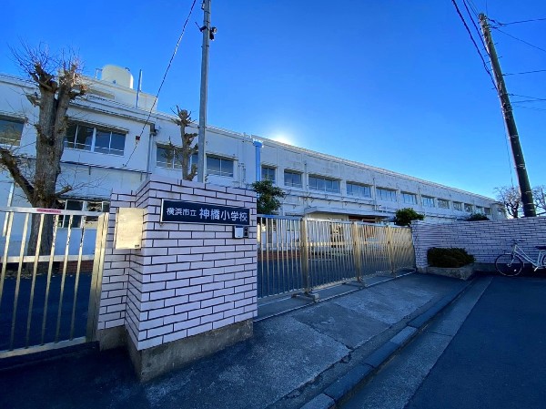 神橋小学校(「分かる授業」「楽しい授業」「達成感の持てる授業」を展開。子どもたちの粘り強く取り組む姿勢を育てます)