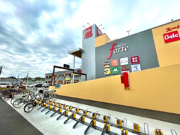 ベルク　フォルテ横浜川和町店(スーパー、ドラッグストア、100円ショップ、無印良品、飲食店などが入った複合ショッピング施設です。)