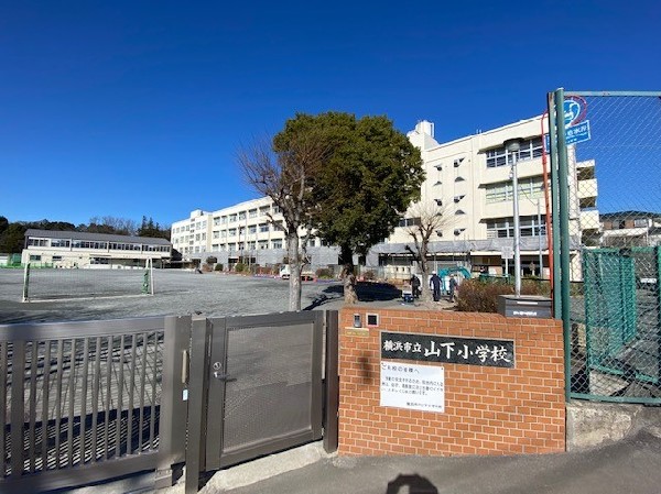 山下小学校(丘の上にある小学校です。築140年と、とても歴史がありますが、中は綺麗で環境がとても整っています。)