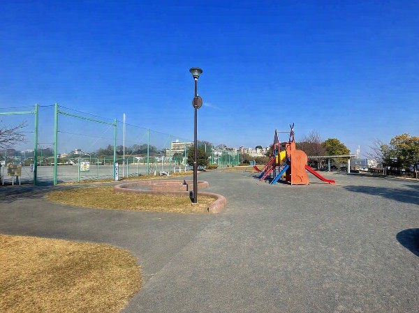 佐江戸おちあい公園(鶴見川沿いにあり見晴らしの良い公園。多目的グラウンドやバスケットのゴール、大きな複合遊具があります。)