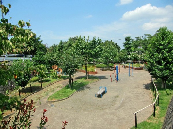 境之谷公園(高台にある自然豊かな公園。園内には室内アスレチックのこどもログハウスがあり、雨の日も安心して遊べます)