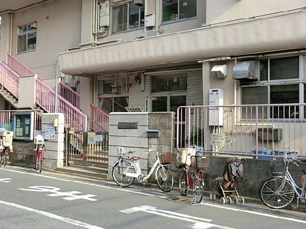 潮田保育園(家庭的で寛げる雰囲気の保育園。隣接する公園や園庭で土や砂を使って遊び、健康的な体作りをしています。)