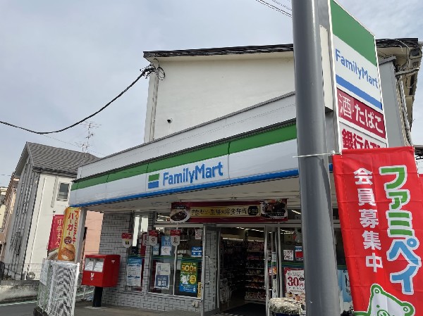 ファミリーマート 竹山団地店(酒たばこ取扱い有。無料Wi-Fi有。各種バーコード決済利用可能。24時間営業のコンビニエンスストア。)