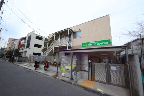 太陽の子尻手保育園(２階建ての広々とした園舎で、子どもたちの自由な活動を邪魔しない明るく広い保育室が魅力です。)