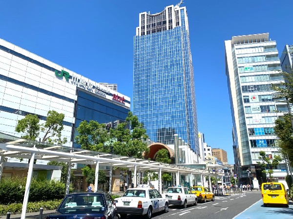 川崎駅(東海道本線、南武線、京浜東北線が通る駅。駅前にはラゾーナ川崎、ルフロン川崎などのお買い物施設が充実)